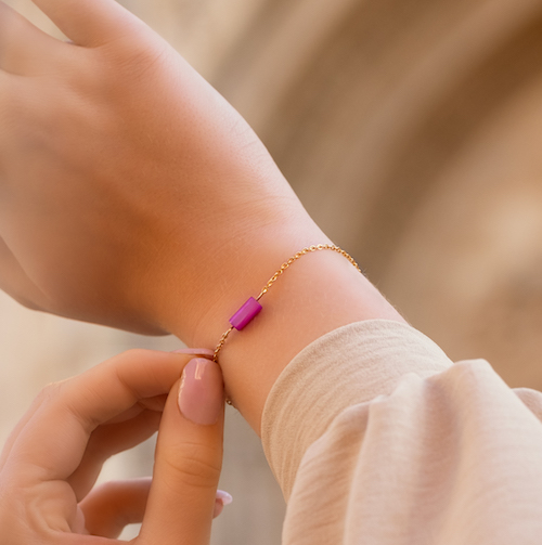 gouden armband met roze steentje