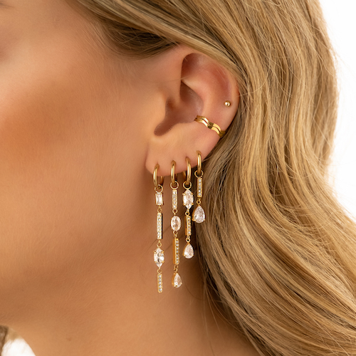 Shiny earparty met 4 lange oorbellen in oor van een blond meisje