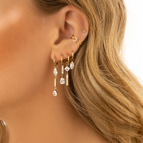 Shiny earparty met 4 oorbellen in oor van een blond meisje