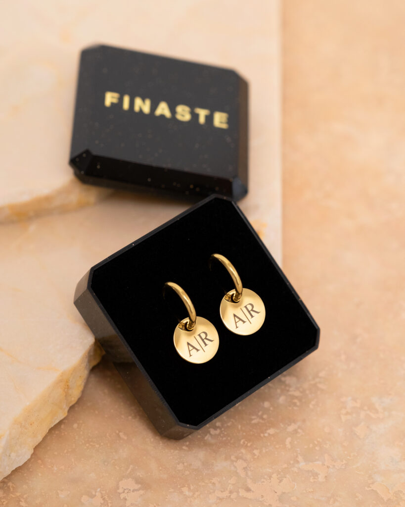 gouden oorbellen met initialen