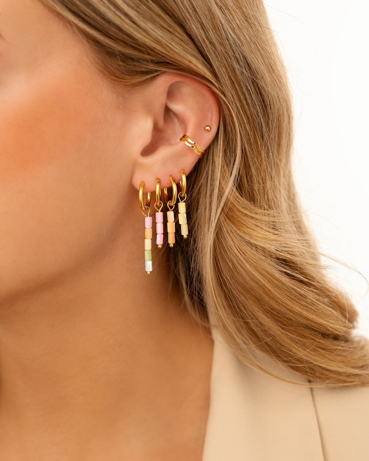 gouden oorbellen met gekleurde steentjes