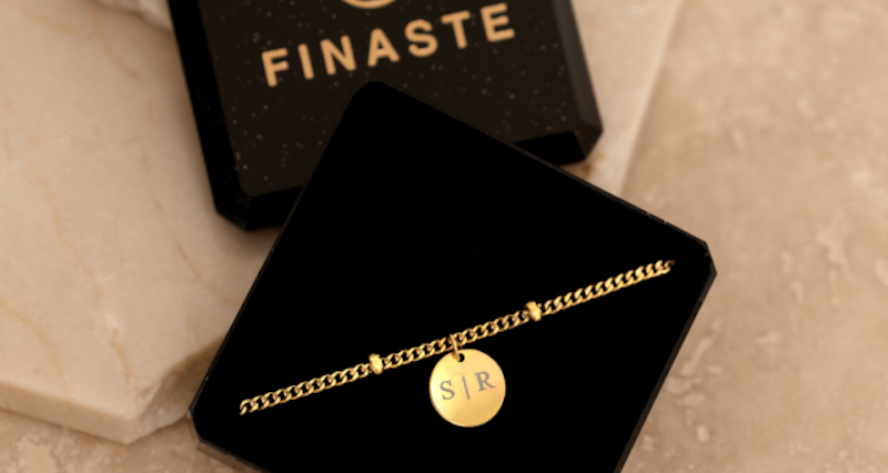 Wat is een leuke gravering voor mijn initialen armband?