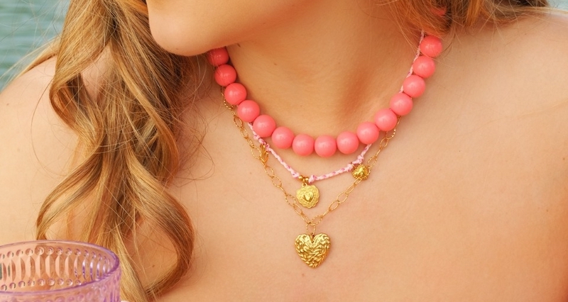 Aan wie geef je hartjes sieraden cadeau?