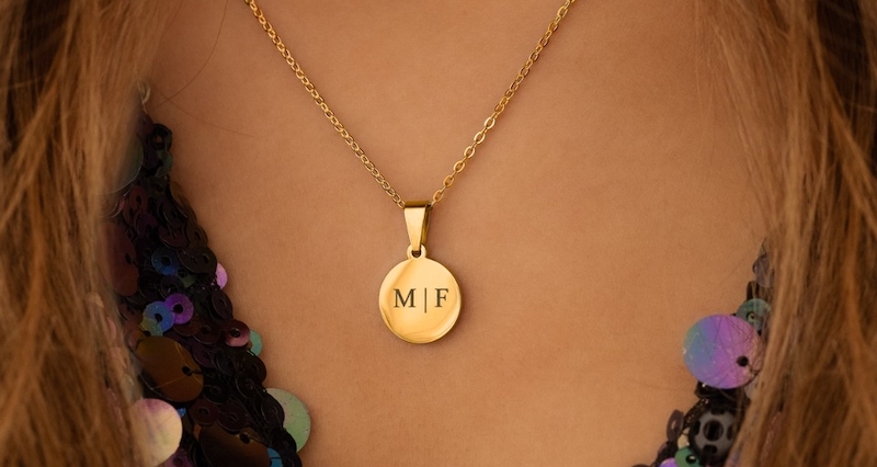 Welke sieraden passen het beste bij een oud en nieuw partylook?