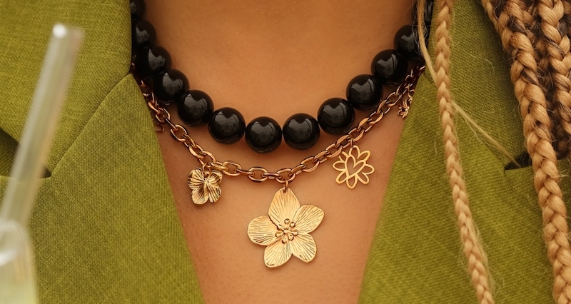 Hoe draag je meerdere kettingen zonder dat het rommelig staat?