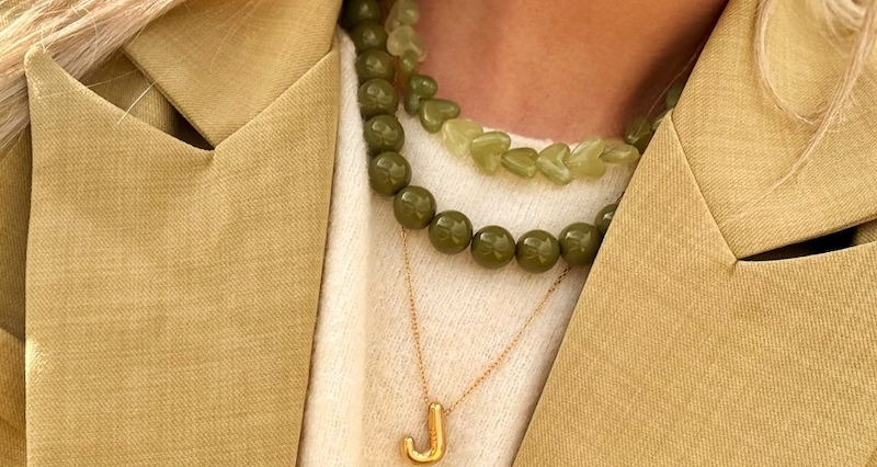 Hoe draag ik sieraden in de winter zonder dat ze verdwijnen onder mijn kleding? Hoe draag ik sieraden in de winter zonder dat ze verdwijnen onder mijn kleding?