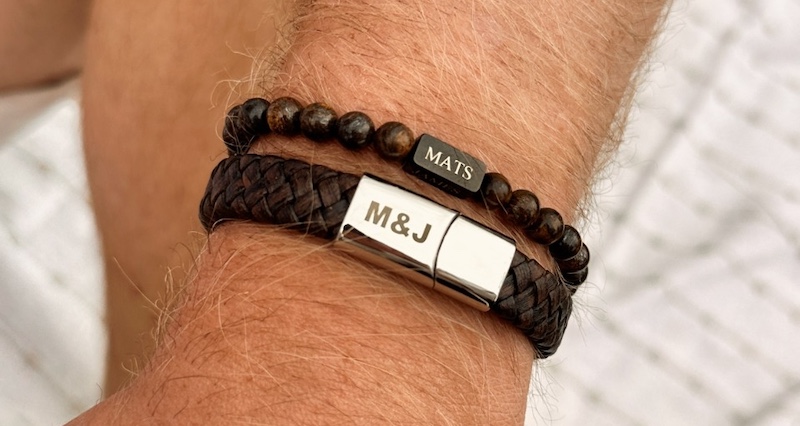 Hoe kan ik mijn vriend verrassen met een mooi sieraad?