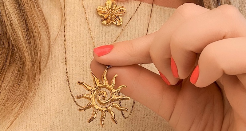 Mag je sieraden dragen in het vliegtuig?